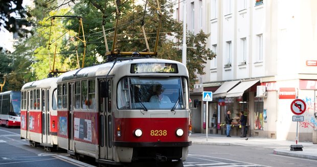 Pražský dopravní podnik nechá tramvaje dezinfikovat ozonem. Chce tím zabránit šíření chřipky.