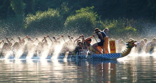 Na Vltavě v Praze závodilo 80 posádek dračích lodí: Soutěže se zúčastnilo 1600 lidí