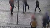Lidem sprostě nadával a útočil na ně! Opilý a zfetovaný gauner řádil na Václaváku