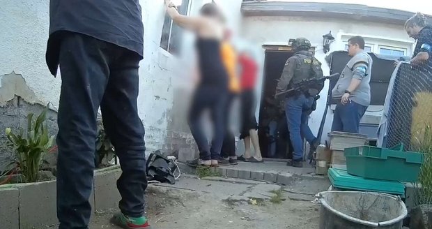 Kriminalisté zadrželi organizovanou skupinu vařičů drog, kteří vyrobili minimálně šest kilogramů pervitinu.