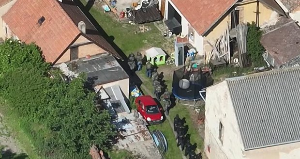 Pražští kriminalisté obvinili pětatřicetiletého muže ze závažné drogové trestné činnosti, nedovoleného ozbrojování a opakovaného maření výkonu úředního rozhodnutí.