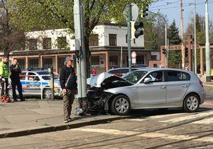 Zdrogovaný řidič ujížděl před policií, pak narazil do sloupu.