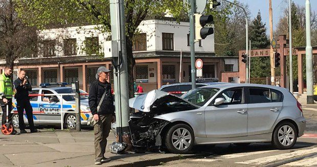 Zdrogovaný řidič (28) ujížděl Prahou 3 před policií. Pak narazil do sloupu