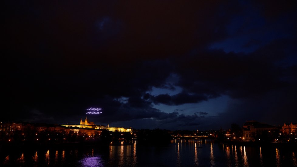 Dronová show nad Vltavou.