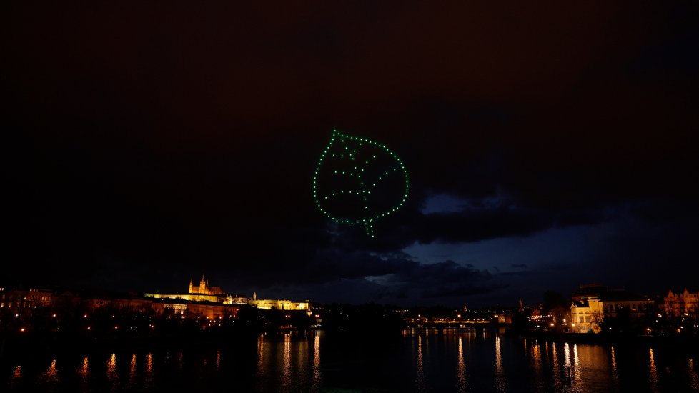 Dronová show nad Vltavou.