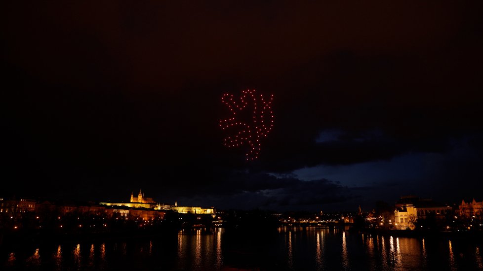 Dronová show nad Vltavou.