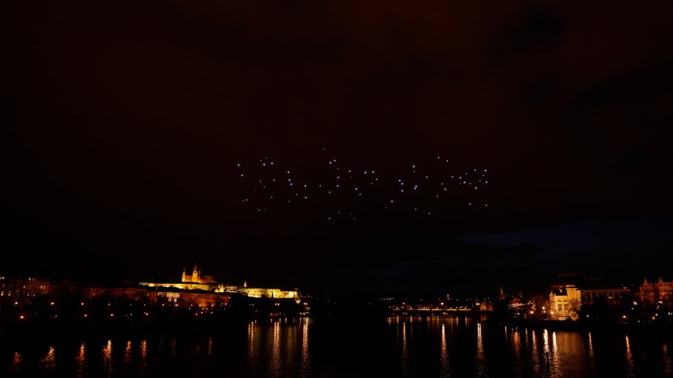 Dronová show nad Vltavou.