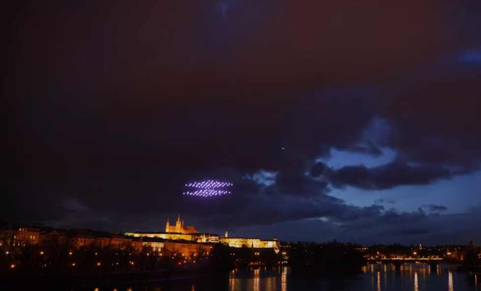 Dronová show nad Vltavou.