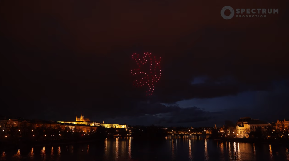 Dronová show nad Vltavou.