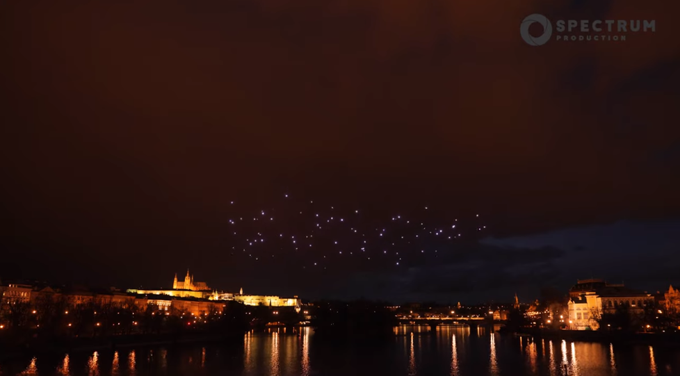 Dronová show nad Vltavou.