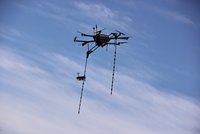 Český patent budí zájem po celém světě: Robotický lovec chytá drony do sítí!