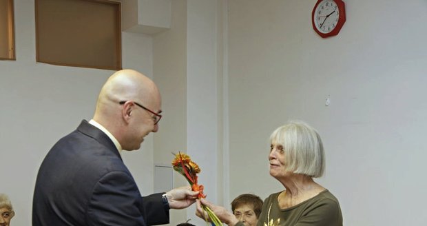 Žižkovským seniorům poblahopřál k narozeninám ve čtvrtek 10. listopadu zástupce starostky David Gregor.