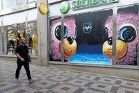 Posprejovaný Tančící dům i Dům módy! Část budov v Praze má „novou“ fasádu, legální graffiti vzniklo přes noc