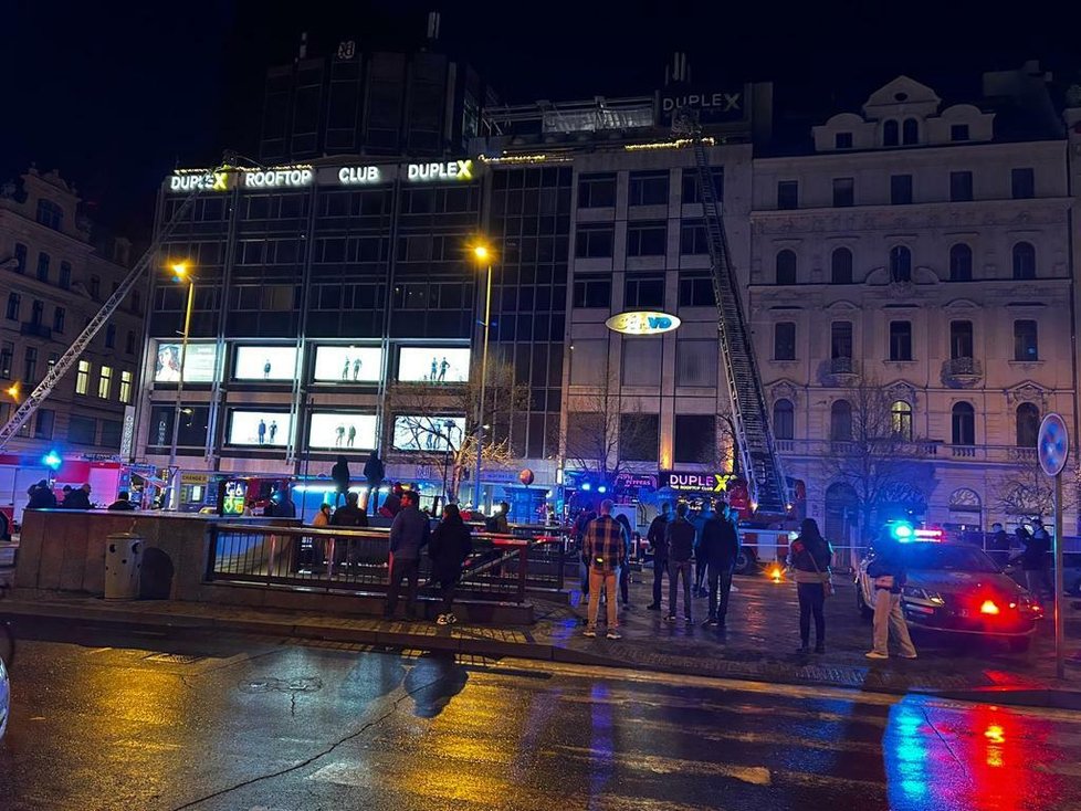 Požár vzduchotechniky v Duplexu na Václavském náměstí, noc na 31. března 2023.
