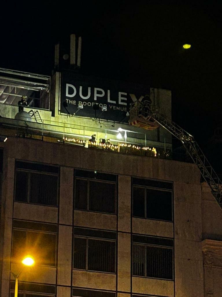 Požár vzduchotechniky v Duplexu na Václavském náměstí, noc na 31. března 2023.
