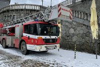 Téměř dva tisíce požárů, tisíc nehod a přes 1 500 zachráněných: Pražští hasiči měli loni plno práce
