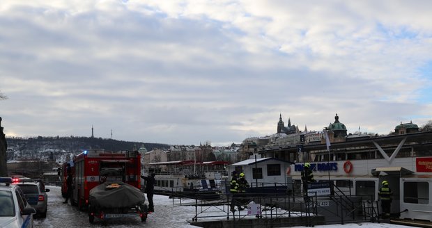 Na Dvořákově nábřeží hořela 14. ledna 2021 loď.