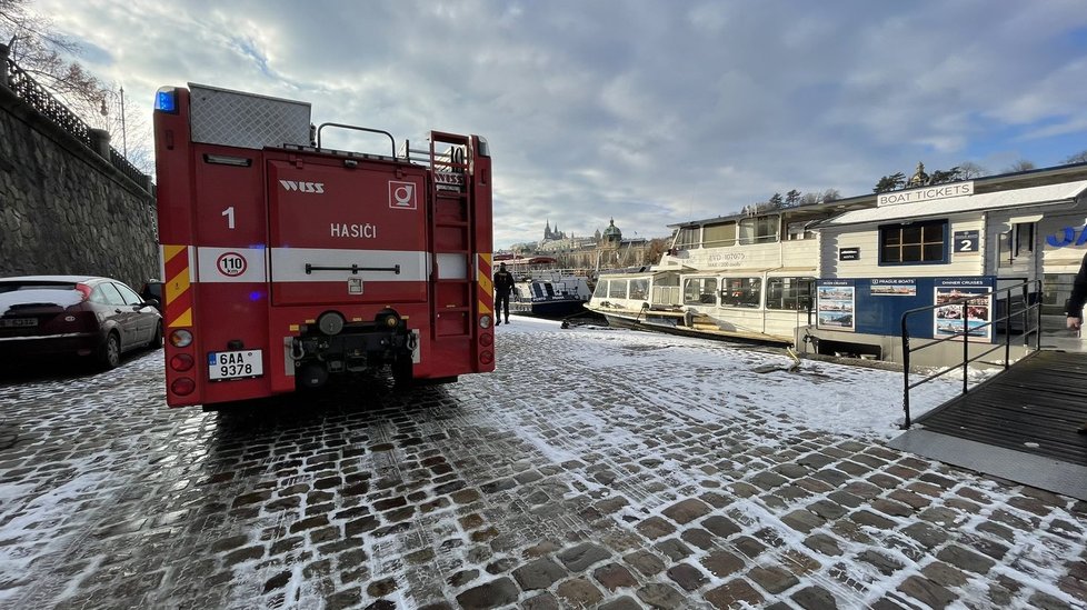 Na Dvořákově nábřeží hořela 14. ledna 2021 loď.