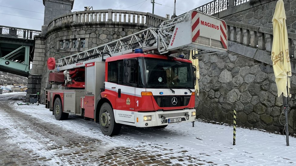 Na Dvořákově nábřeží hořela 14. ledna 2021 loď.