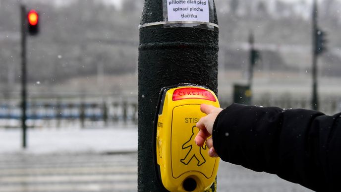 U přechodu pro chodce na Dvořákově nábřeží u Klášterské ulice v Praze začal 12. ledna 2021 fungovat bezkontaktní senzor pro chodce.
