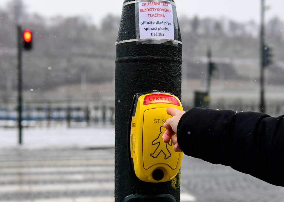 U přechodu pro chodce na Dvořákově nábřeží u Klášterské ulice v Praze začal 12. ledna 2021 fungovat bezkontaktní senzor pro chodce.