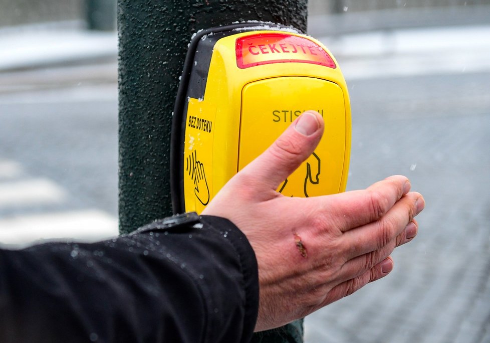 U přechodu pro chodce na Dvořákově nábřeží u Klášterské ulice v Praze začal 12. ledna 2021 fungovat bezkontaktní senzor pro chodce.