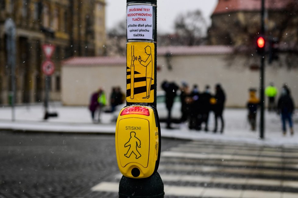 U přechodu pro chodce na Dvořákově nábřeží u Klášterské ulice v Praze začal 12. ledna 2021 fungovat bezkontaktní senzor pro chodce.