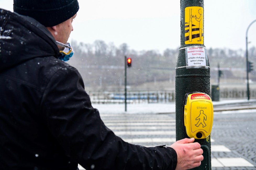 U přechodu pro chodce na Dvořákově nábřeží u Klášterské ulice v Praze začal 12. ledna 2021 fungovat bezkontaktní senzor pro chodce.