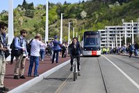 Dvorecký most se otevřel! První chodci i cyklisté, úplně překopaná MHD