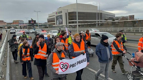 Už zase: Aktivisté znovu pochodovali ve špičce po pražské magistrále, chtějí omezení rychlosti