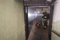 Dým v Krči: Ve sklepě hořela elektrokoloběžka, jednoho člověka ošetřili záchranáři