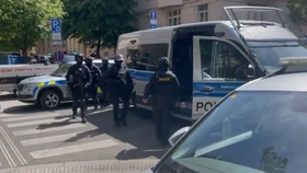 Strach v Dejvicích: Muž mířil zbraní z okna! Policisté u něj našli zbrojní arzenál