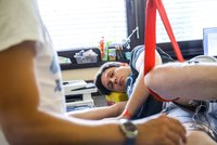 Unikátní zákrok v Motole: Mikuláš (32) s poraněnou míchou má šanci znovu chodit!