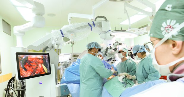 Lékaři ve Fakultní nemocnici v Motole jako první v České republice využili metodu epidurální míšní stimulace u 32letého pacienta s poraněnou míchou.