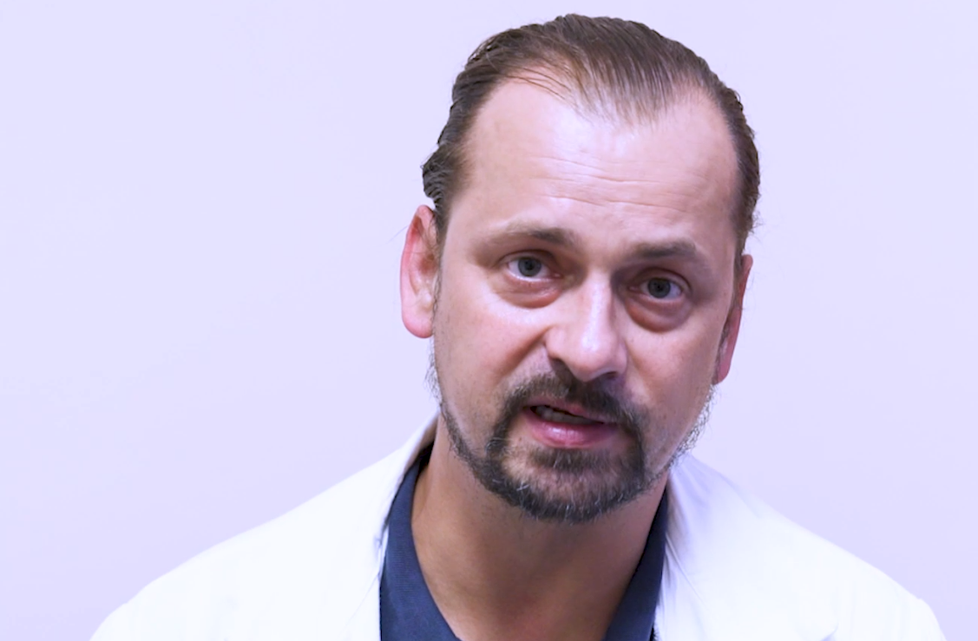 Doc. MUDr. RNDr. Ondřej Bradáč, Ph.D., primář Neurochirurgické kliniky dětí a dospělých 2. LF UK a FN Motol.