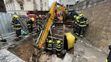 Dělníka na Smíchově zasypala ve výkopu hlína! Hasiči ho po šesti hodinách našli mrtvého