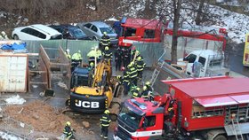 Pyrotechnik a zavřená ulice v Praze 6: Dělníci si mysleli, že našli granát, byla to trubka