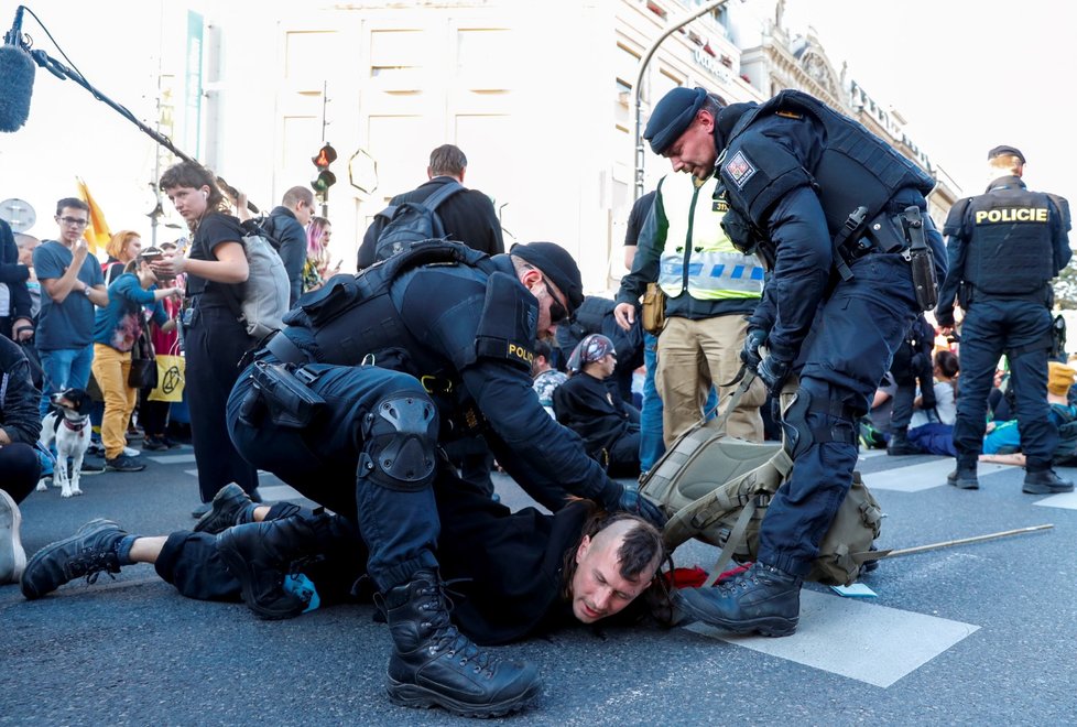 Proti aktivistům, kteří zablokovali magistrálu, zakročila policie