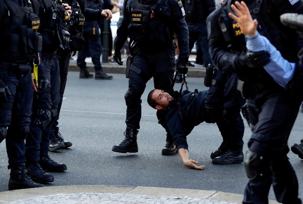 Proti aktivistům, kteří zablokovali magistrálu, zakročila policie