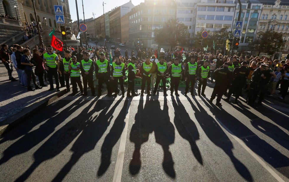 Proti aktivistům, kteří zablokovali magistrálu, zakročila policie