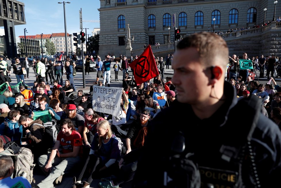 Aktivisté zablokovali v Praze magistrálu