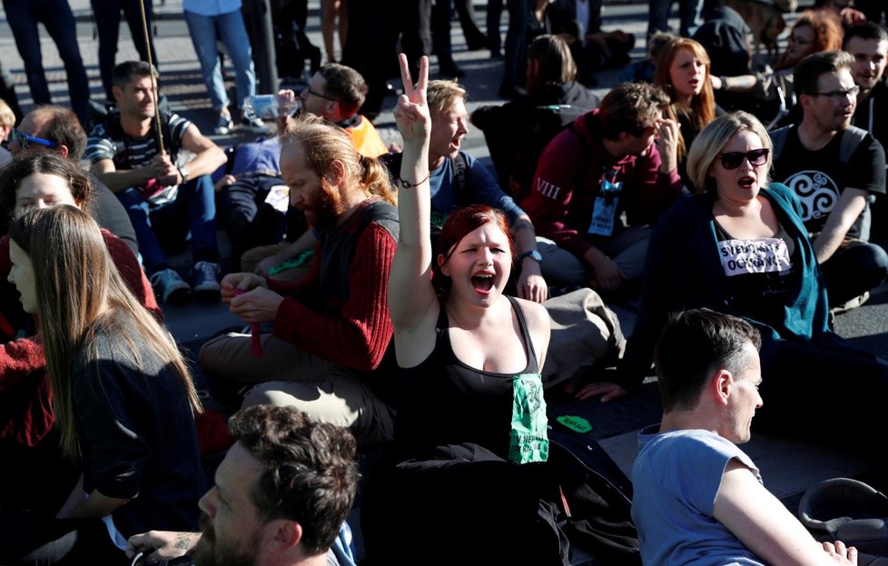 Aktivisté zablokovali v Praze magistrálu