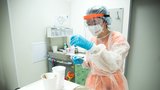 Testování neočkovaných zdravotníků v Praze: Žádný problém, zní z nemocnic