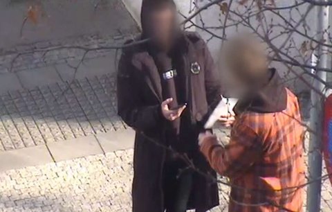 Muže připravil o půl mega! Kriminalisté chytli falešného policistu přímo při předávce