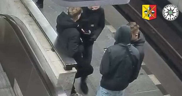 Mladíci jsou podezřelí z napadení a oloupení fotbalového fanouška. Mladíci jsou podezřelí z napadení a oloupení fotbalového fanouška.