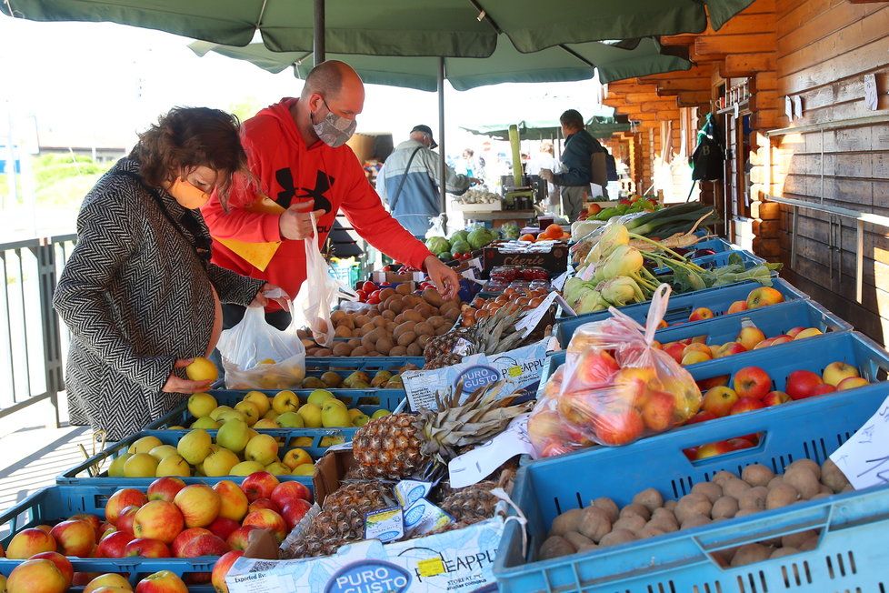 Pražané si užívají opětovné otevření farmářských trhů. (22.4.2020)