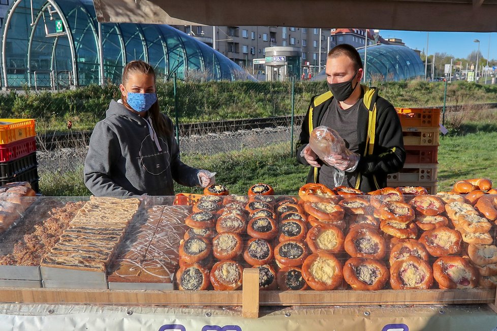 Pražané si užívají opětovné otevření farmářských trhů. (22.4.2020)