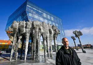 Česko-argentinský umělec Federico Díaz 18. listopadu 2021 v prostorách nového Centra Bořislavka v Praze představil sochu nazvanou Na Horu. Jde o betonovou strukturu vytvořenou 3D tiskárnou.