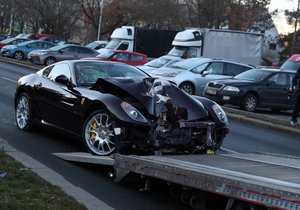 Ferrari narazilo do lampy v Bohnicích, 31. 12. 2020.