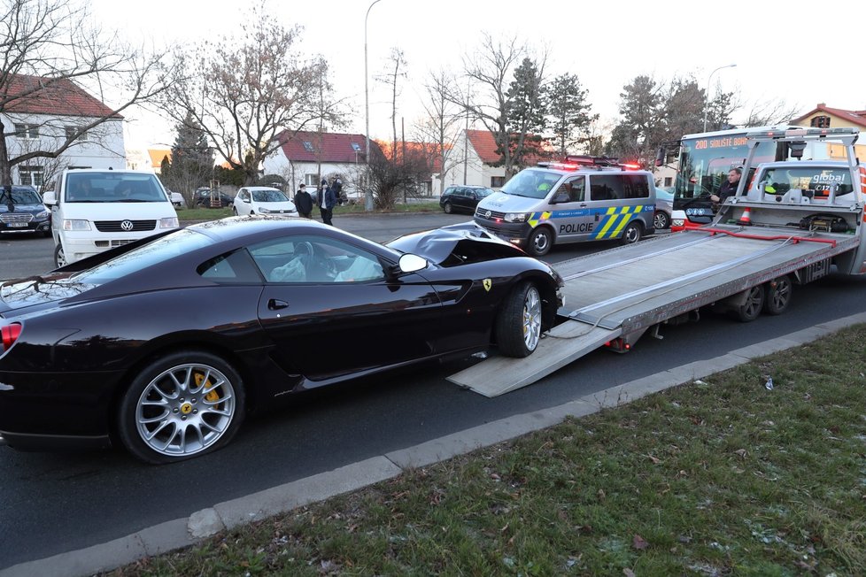Ferrari narazilo do lampy v Bohnicích, 31. 12. 2020.